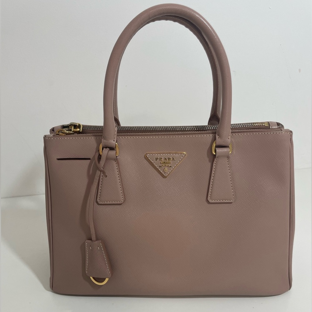 🫶🏼Medium Prada Galleria Saffiano leather bag. 🫶🏼